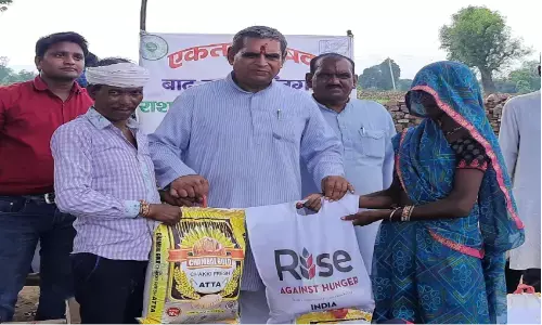 बाढ़ प्रभावित धमानी गांव मे 100 परिवारों को एकता परिषद के राष्ट्रीय अध्यक्ष ने वितरित की राहत सामग्री बाढ़ प्रभावित धमानी गांव मे 100 परिवारों को एकता परिषद के राष्ट्रीय अध्यक्ष ने वितरित की राहत सामग्री