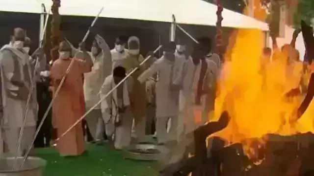 कल्याण सिंह के अंतिम संस्कार के बाद सीएम योगी ने भावनात्मक ट्वीट कर उन्हें किया याद कल्याण सिंह के अंतिम संस्कार के बाद सीएम योगी ने भावनात्मक ट्वीट कर उन्हें किया याद