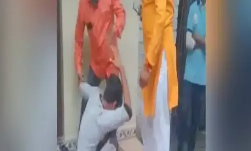 इंदौर में चूड़ी बेचने वाले की पिटाई कहीं यह साम्प्रदायिक सौहार्द बिगाड़ने की साजिश तो नहीं ? इंदौर में चूड़ी बेचने वाले की पिटाई कहीं यह साम्प्रदायिक सौहार्द बिगाड़ने की साजिश तो नहीं ?