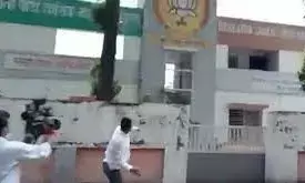 नासिक में भाजपा दफ्तर पर शिवसैनिकों का पथराव नासिक में भाजपा दफ्तर पर शिवसैनिकों का पथराव