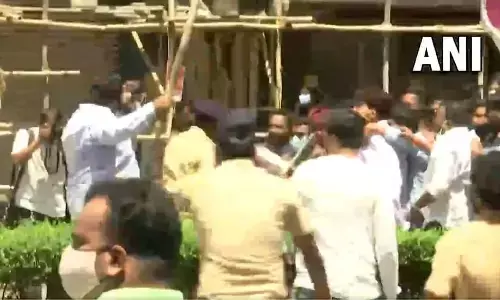 नारायण राणे के बयान पर बवाल, 4 एफआईआर दर्ज, शिवसेना और बीजेपी समर्थकों के बीच जमकर हंगामा नारायण राणे के बयान पर बवाल, 4 एफआईआर दर्ज, शिवसेना और बीजेपी समर्थकों के बीच जमकर हंगामा