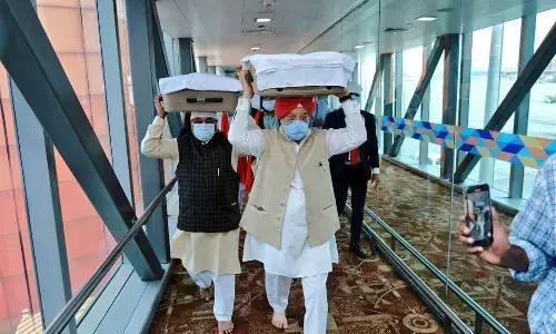 अफगानिस्तान से गुरु ग्रंथ साहिब की तीन प्रतियों भी भारत लाया गया,हरदीप पुरी ने किया रिसीव अफगानिस्तान से गुरु ग्रंथ साहिब की तीन प्रतियों भी भारत लाया गया,हरदीप पुरी ने किया रिसीव