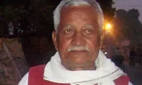 दोस्त, मेरे मज़हबी नग्मात को मत छेड़िए :पढ़िए अदम गोंडवी की गजलें दोस्त, मेरे मज़हबी नग्मात को मत छेड़िए :पढ़िए अदम गोंडवी की गजलें