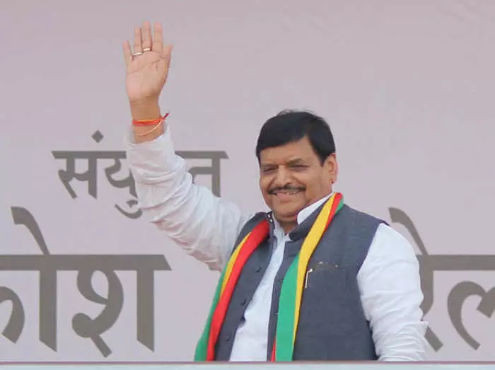 शिवपाल यादव जनता से किये कई वादें, सरकार बनी तो हर घर के बेटा-बेटी को... शिवपाल यादव जनता से किये कई वादें, सरकार बनी तो हर घर के बेटा-बेटी को...