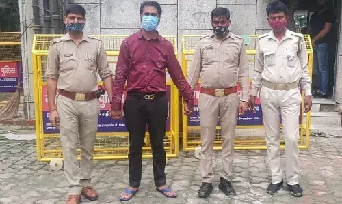 251 रुपये में लोगों को मोबाइल देने का झांसा देकर करोडों की ठगी करने वाला गिरफ़्तार