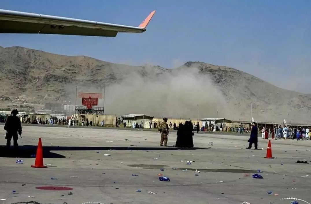 काबुल एयरपोर्ट के पास एक घंटे में 2 आत्‍मघाती हमला, 13 लोगों की मौत और कई घायल