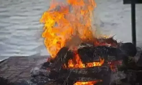हतप्रभ करने वाला दृश्य देख उड़े होश, जब पत्नी की जलती चिता में कूदा व्यथित पति मौके पर मौत