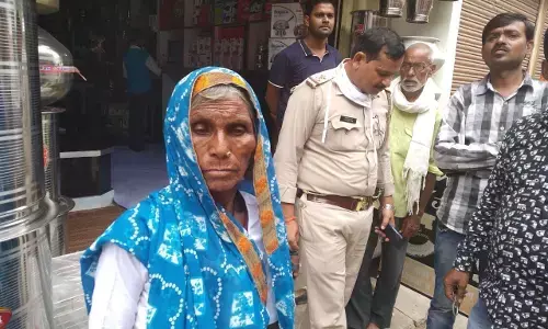 पैर छू कर उड़ा दिये दस हज़ार रुपये इस बूढी माँ के, रूपये ने देख जार जार रोने लगी