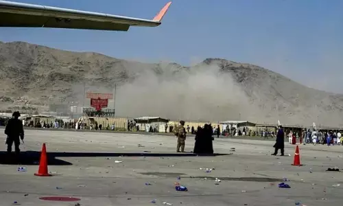 काबुल एयरपोर्ट के पास एक घंटे में 2 आत्मघाती हमला, 13 लोगों की मौत और कई घायल काबुल एयरपोर्ट के पास एक घंटे में 2 आत्मघाती हमला, 13 लोगों की मौत और कई घायल