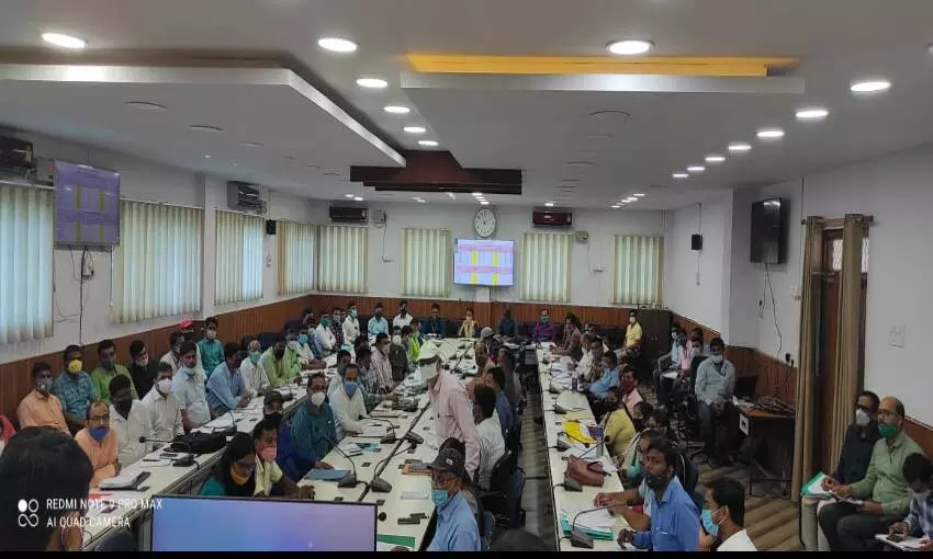 डीएम ने की जल जीवन हरियाली की समीक्षा डीएम ने की जल जीवन हरियाली की समीक्षा