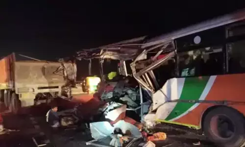 इटावा में बड़ा हादसा: आगरा-कानपुर हाइवे पर रोडवेज बस और ट्राला की टक्कर में तीन की मौत, 30 यात्री घायल इटावा में बड़ा हादसा: आगरा-कानपुर हाइवे पर रोडवेज बस और ट्राला की टक्कर में तीन की मौत, 30 यात्री घायल