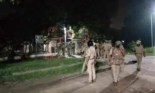 बीएचयू हॉस्टल में बवाल, छात्रों के बीच पत्थरबाजी और फायरिंग, कई चोटिल बीएचयू हॉस्टल में बवाल, छात्रों के बीच पत्थरबाजी और फायरिंग, कई चोटिल