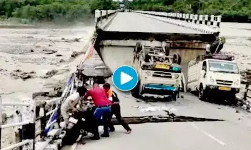 उत्तराखंड में बड़ा हादसा, देहरादून और ऋषिकेश को जोड़ने वाला पुल टूटा, एक दर्जन से ज्यादा गाड़ियां गिरीं उत्तराखंड में बड़ा हादसा, देहरादून और ऋषिकेश को जोड़ने वाला पुल टूटा, एक दर्जन से ज्यादा गाड़ियां गिरीं