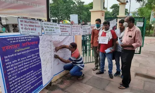स्वास्थ्य के अधिकार को संविधान के मूल अधिकार में शामिल करने के लिए हस्ताक्षर अभियान स्वास्थ्य के अधिकार को संविधान के मूल अधिकार में शामिल करने के लिए हस्ताक्षर अभियान