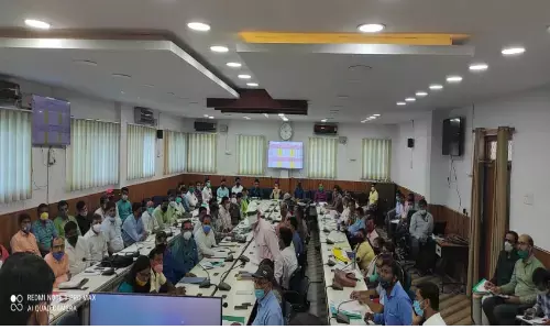 डीएम ने की जल जीवन हरियाली की समीक्षा डीएम ने की जल जीवन हरियाली की समीक्षा