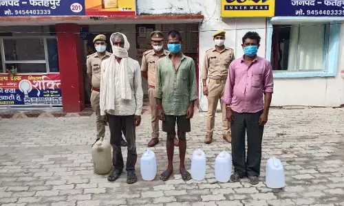 60 लीटर अवैध शराब के साथ पुलिस ने तीन को दबोचा 60 लीटर अवैध शराब के साथ पुलिस ने तीन को दबोचा
