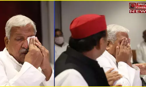 पूर्व मंत्री अम्बिका चौधरी की सपा में हुई वापसी, अखिलेश के सामने हुए भावुक, कहा- घर लौटकर अच्छा लग रहा है