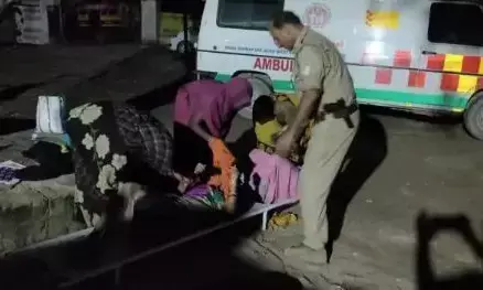 स्वास्थ्य कर्मियों की संवेदनहीनता, पीएचसी में दो घंटे तड़पती रही महिला,गेट पर हो गई डिलेवरी स्वास्थ्य कर्मियों की संवेदनहीनता, पीएचसी में दो घंटे तड़पती रही महिला,गेट पर हो गई डिलेवरी