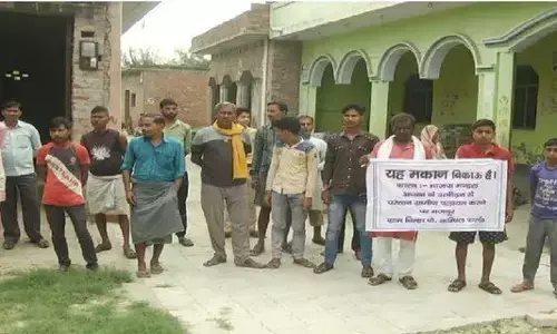 बीजेपी नेता की गुंडई से परेशान ग्रामीणों ने घर के बाहर मकान बिकाऊ है का पोस्टर लगाया बीजेपी नेता की गुंडई से परेशान ग्रामीणों ने घर के बाहर मकान बिकाऊ है का पोस्टर लगाया