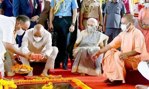 राष्ट्रपति कोविंद ने रखी आयुष विश्वविद्यालय की नींव, झूमकर बरसे बादल तो बोले-इन्द्रदेव भी आशीर्वाद देने आए हैं राष्ट्रपति कोविंद ने रखी आयुष विश्वविद्यालय की नींव, झूमकर बरसे बादल तो बोले-इन्द्रदेव भी आशीर्वाद देने आए हैं