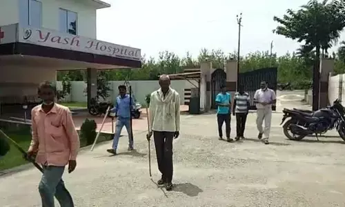 नर मादा तेंदुए अपने तीन शावको के साथ एक निजी अस्पताल में घुसा नर मादा तेंदुए अपने तीन शावको के साथ एक निजी अस्पताल में घुसा