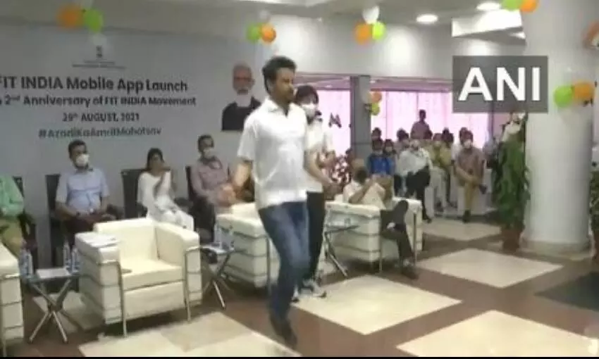अनुराग ठाकुर ने दिखाई अपनी फिटनेस, रस्सी कूदने का वीडियो वायरल अनुराग ठाकुर ने दिखाई अपनी फिटनेस, रस्सी कूदने का वीडियो वायरल