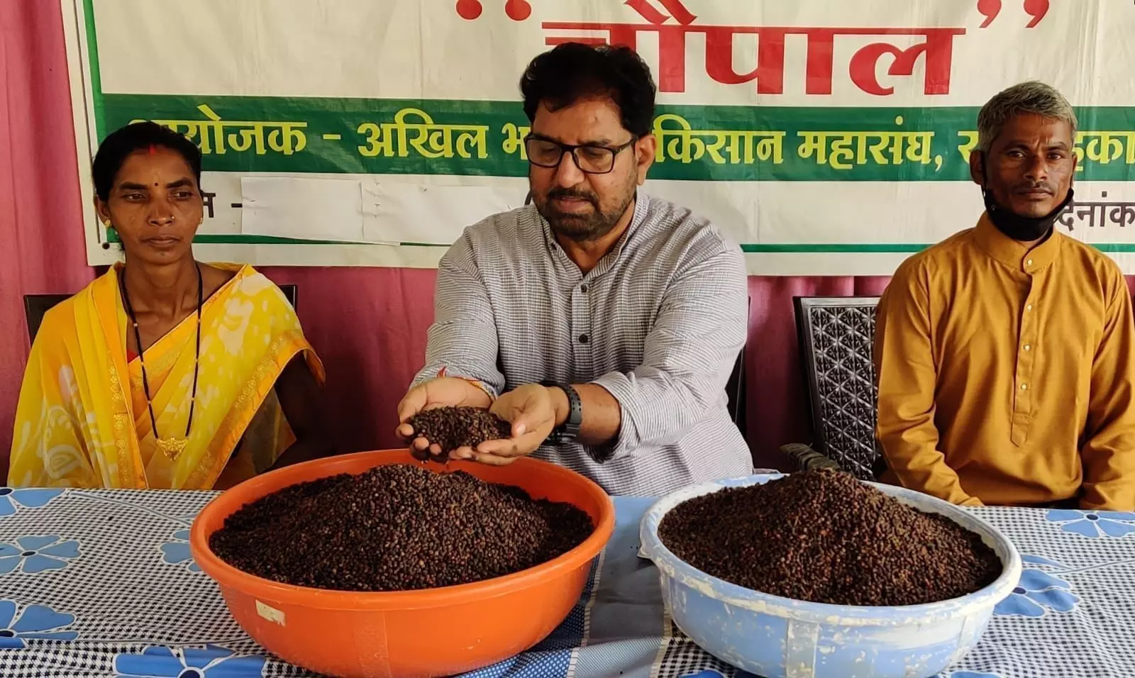 काली मिर्च की खेती बन रही है बस्तर के आदिवासी किसानों के ठोस आय का साधन काली मिर्च की खेती बन रही है बस्तर के आदिवासी किसानों के ठोस आय का साधन