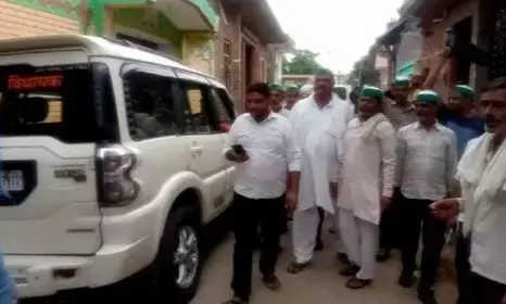 मुजफ्फरनगर में एक ओर बीजेपी विधायक को दिखाए काले झंडे, जमकर हुआ हंगामा मुजफ्फरनगर में एक ओर बीजेपी विधायक को दिखाए काले झंडे, जमकर हुआ हंगामा