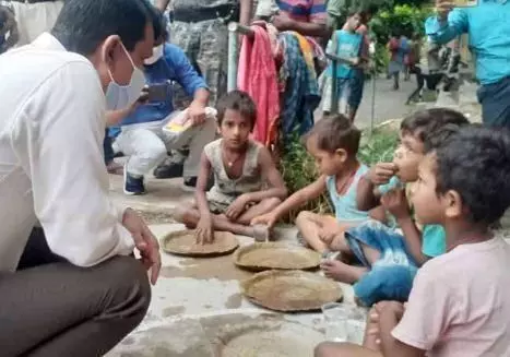 डीएम ने आदिवासी क्षेत्रों में किया दौरा, बोले- योजनाओं का लाभ समाज के अंतिम व्यक्ति को मिले