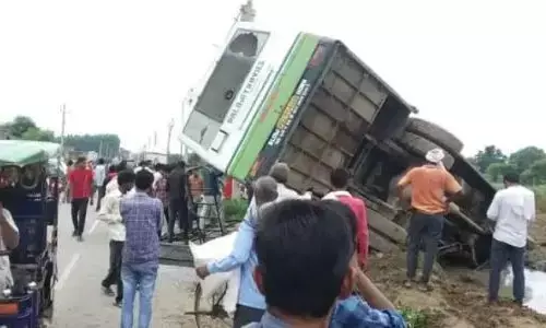 рддреЗрдЬ рд░рдлреНрддрд╛рд░ рдмрд╕ рдЕрдирд┐рдпрдВрддреНрд░рд┐рдд рд╣реЛрдХрд░ рдкрд▓рдЯреА, 50 рд╕реЗ рдЬреНрдпрд╛рджрд╛ рдпрд╛рддреНрд░реА рдШрд╛рдпрд▓ рддреЗрдЬ рд░рдлреНрддрд╛рд░ рдмрд╕ рдЕрдирд┐рдпрдВрддреНрд░рд┐рдд рд╣реЛрдХрд░ рдкрд▓рдЯреА, 50 рд╕реЗ рдЬреНрдпрд╛рджрд╛ рдпрд╛рддреНрд░реА рдШрд╛рдпрд▓