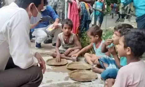 डीएम ने आदिवासी क्षेत्रों में किया दौरा, बोले- योजनाओं का लाभ समाज के अंतिम व्यक्ति को मिले डीएम ने आदिवासी क्षेत्रों में किया दौरा, बोले- योजनाओं का लाभ समाज के अंतिम व्यक्ति को मिले