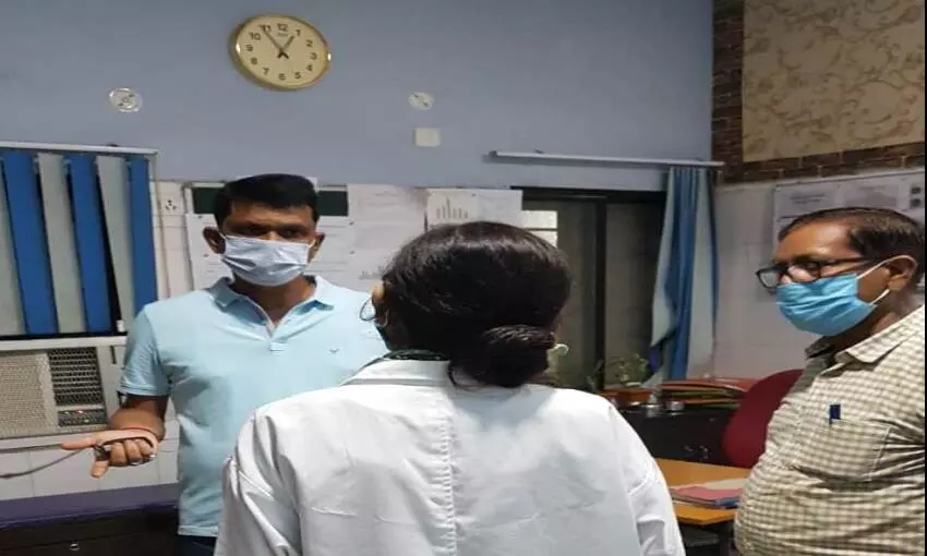 अचानक रात में डीएम पहुंचे सदर अस्पताल, महिला की शिकायत पर चिकित्सक से मांगा स्पष्टीकरण अचानक रात में डीएम पहुंचे सदर अस्पताल, महिला की शिकायत पर चिकित्सक से मांगा स्पष्टीकरण