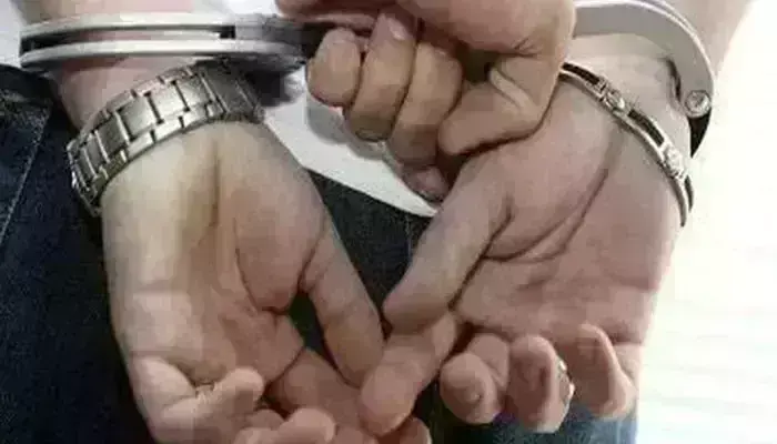 शराब के नशे में धुत होकर हंगामा करते आपूर्ति पदाधिकारी गिरफ्तार शराब के नशे में धुत होकर हंगामा करते आपूर्ति पदाधिकारी गिरफ्तार