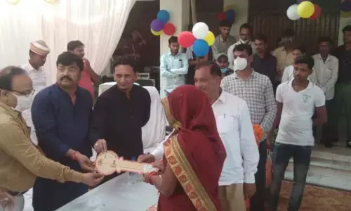 प्रधानमंत्री आवास योजना के लाभार्थियों को कारागार मंत्री ने सौंपी चाभी, आवास पाकर खिल उठे गरीबो के चेहरे