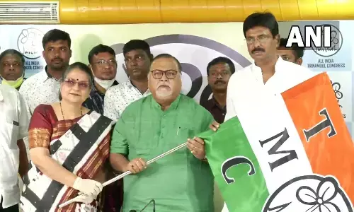बीजेपी को लगा झटका, विधायक बिस्वजीत दास और बीजेपी पार्षद मनोतोष नाथ टीएमसी में हुए शामिल बीजेपी को लगा झटका, विधायक बिस्वजीत दास और बीजेपी पार्षद मनोतोष नाथ टीएमसी में हुए शामिल