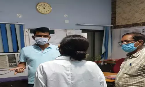 अचानक रात में डीएम पहुंचे सदर अस्पताल, महिला की शिकायत पर चिकित्सक से मांगा स्पष्टीकरण अचानक रात में डीएम पहुंचे सदर अस्पताल, महिला की शिकायत पर चिकित्सक से मांगा स्पष्टीकरण