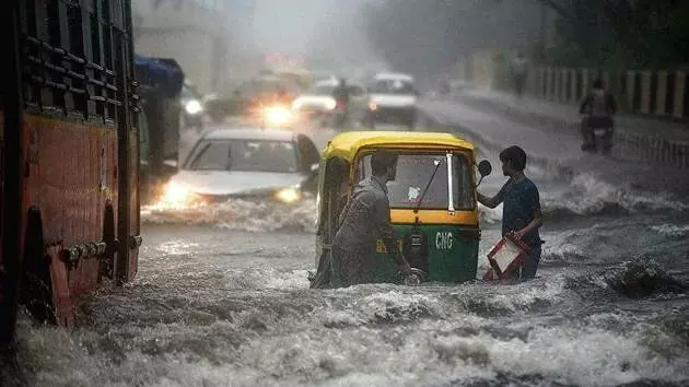 दिल्‍ली-एनसीआर में भारी बारिश, मौसम हुआ सुहाना, जगह-जगह जलभराव ने बढ़ाई मुश्किलें