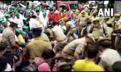 किसानों ने नोएडा प्राधिकरण के बाहर किया प्रदर्शन,पुलिस ने कई किसानों को लिया हिरासत में किसानों ने नोएडा प्राधिकरण के बाहर किया प्रदर्शन,पुलिस ने कई किसानों को लिया हिरासत में