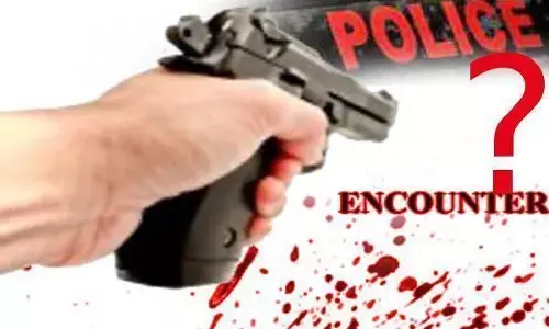 Beta-2 पुलिस की बाइक सवार तीन बदमाशों से मुठभेड़ Beta-2 पुलिस की बाइक सवार तीन बदमाशों से मुठभेड़
