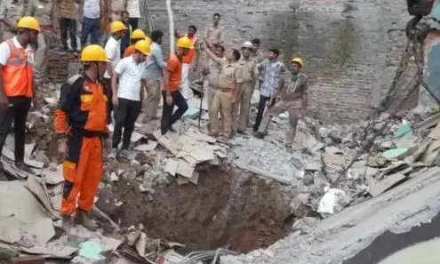 बरेली में तीन मंजिला बिल्डिंग गिरी, पांच मजदूर मलबे में दबे होने की आशंका बरेली में तीन मंजिला बिल्डिंग गिरी, पांच मजदूर मलबे में दबे होने की आशंका