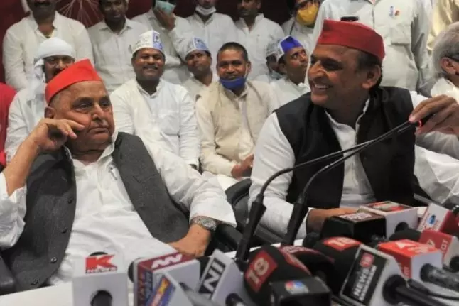 अपने पुराने रंग में अचानक सपा मुख्यालय पहुंचे मुलायम सिंह यादव, दिया जीत का मंत्र अपने पुराने रंग में अचानक सपा मुख्यालय पहुंचे मुलायम सिंह यादव, दिया जीत का मंत्र