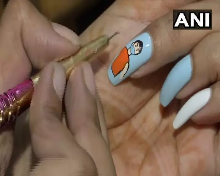 महिला नेल आर्टिस्ट ने नाखूनों पर की चित्रकारी महिला नेल आर्टिस्ट ने नाखूनों पर की चित्रकारी
