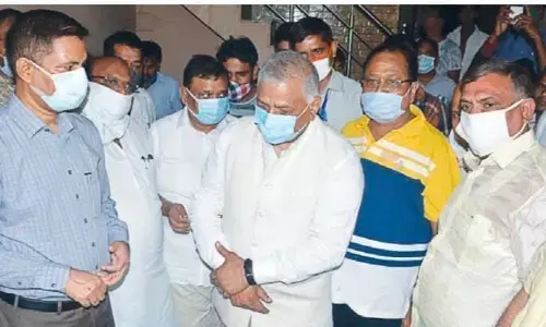 राकेश मार्ग कांड के पीड़ितों को केंद्रीय मंत्री जनरल वीके सिंह ने प्रदान किए सहायता चेक राकेश मार्ग कांड के पीड़ितों को केंद्रीय मंत्री जनरल वीके सिंह ने प्रदान किए सहायता चेक