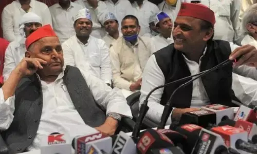अपने पुराने रंग में अचानक सपा मुख्यालय पहुंचे मुलायम सिंह यादव, दिया जीत का मंत्र अपने पुराने रंग में अचानक सपा मुख्यालय पहुंचे मुलायम सिंह यादव, दिया जीत का मंत्र