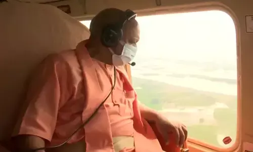 सीएम योगी का बाढ़ प्रभावित जिलों के लिए बड़ा एलान सीएम योगी का बाढ़ प्रभावित जिलों के लिए बड़ा एलान