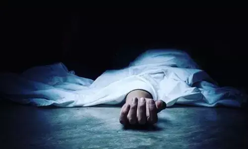 घरेलू सहायिका ने फंदा लगाकर की आत्महत्या, युवक का पेड़ से लटका मिला शव घरेलू सहायिका ने फंदा लगाकर की आत्महत्या, युवक का पेड़ से लटका मिला शव