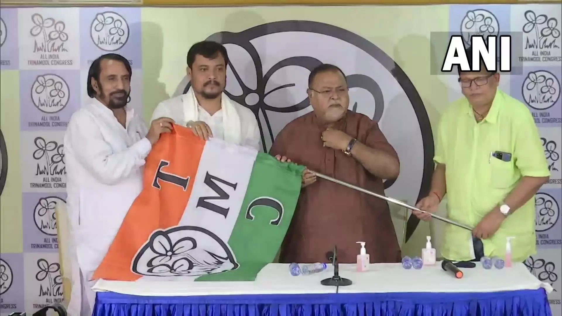 ममता बनर्जी ने BJP को एक हफ्ते में दिया दूसरा झटका, एक और विधायक सौमेन रॉय TMC में शामिल ममता बनर्जी ने BJP को एक हफ्ते में दिया दूसरा झटका, एक और विधायक सौमेन रॉय TMC में शामिल