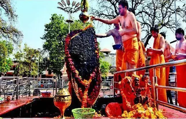 शनिवार के दिन क्यों करना चाहिए शनिदेव का तेलाभिषेक ? शनिवार के दिन क्यों करना चाहिए शनिदेव का तेलाभिषेक ?