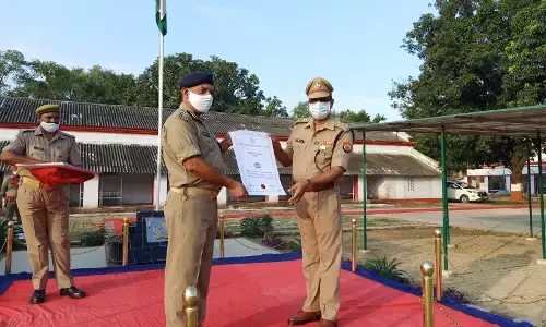 पुलिसकर्मियों को मेडल व प्रशस्ति पत्र देकर एडीजी ने किया सम्मानित