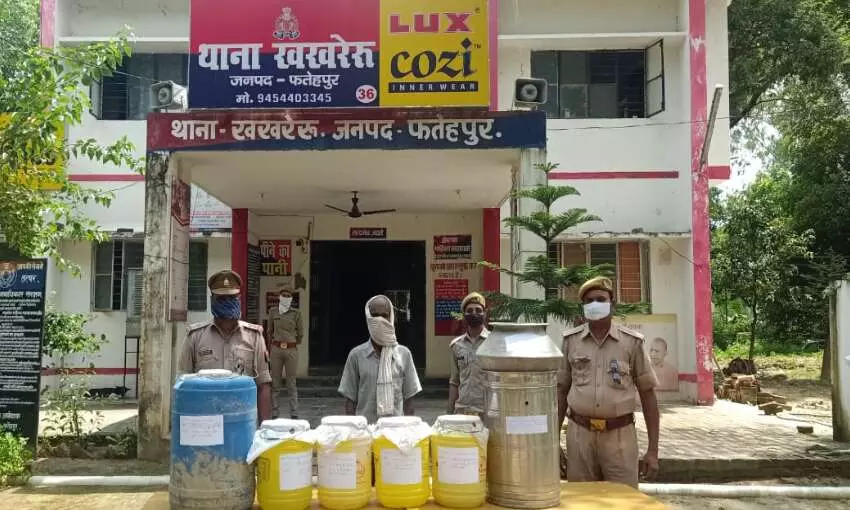 105 लीटर अवैध शराब के साथ कारोबारी गिरफ्तार 105 लीटर अवैध शराब के साथ कारोबारी गिरफ्तार
